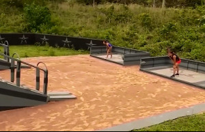 Famous team and Non Famous team compete for a feast at the restaurant! Ep 28